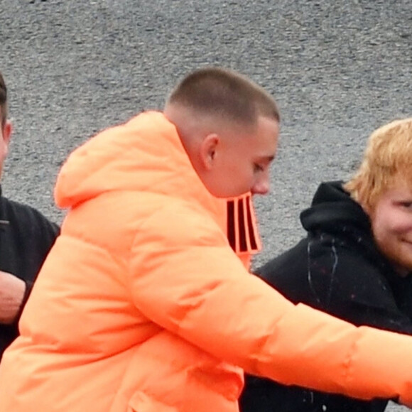 Exclusif - Le compositeur et interprète britannique Ed Sheeran, récompensé par plusieurs Grammy Awards, est sur le tournage d'un clip vidéo pour une collaboration avec la star montante Aitch, aux entrepôts East Manchester Trading Estate.