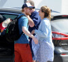 Exclusif - Ed Sheeran, en partance pour Madrid, embrasse passionnément sa femme Cherry Seaborn qui reste à Ibiza.