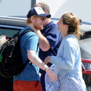 Exclusif - Ed Sheeran, en partance pour Madrid, embrasse passionnément sa femme Cherry Seaborn qui reste à Ibiza.