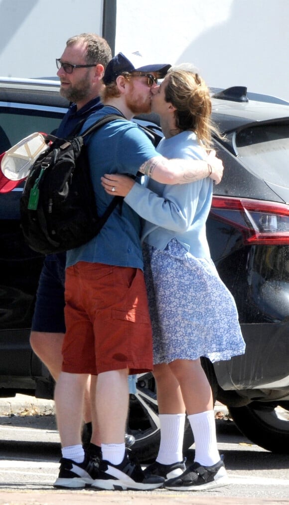Exclusif - Ed Sheeran, en partance pour Madrid, embrasse passionnément sa femme Cherry Seaborn qui reste à Ibiza le 25 juin 2019