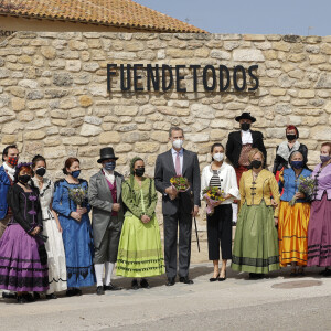 Le roi Felipe VI et la reine Letizia d'Espagne visitent l'exposition "Solana Versus Goya. Mask and Simulation" dans la salle "Ignacio Zuloaga", près de la maison natale du peintre, à Fuendetodos, le 29 mars 2021.