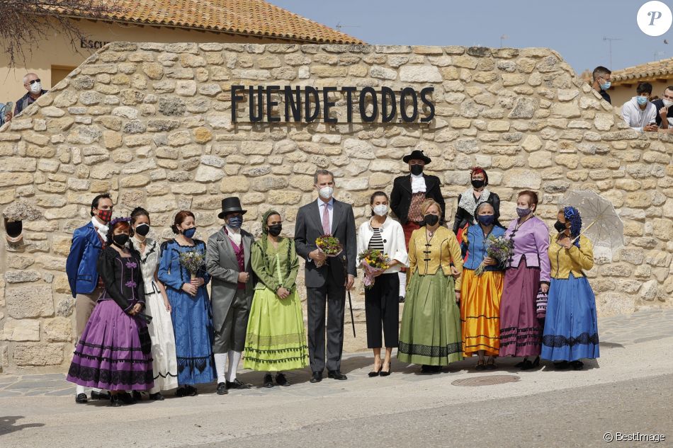 Le roi Felipe VI et la reine Letizia d'Espagne visitent l'exposition "Solana Versus Goya. Mask and Simulation" dans la salle "Ignacio Zuloaga", près de la maison natale du peintre, à Fuendetodos, le 29 mars 2021.