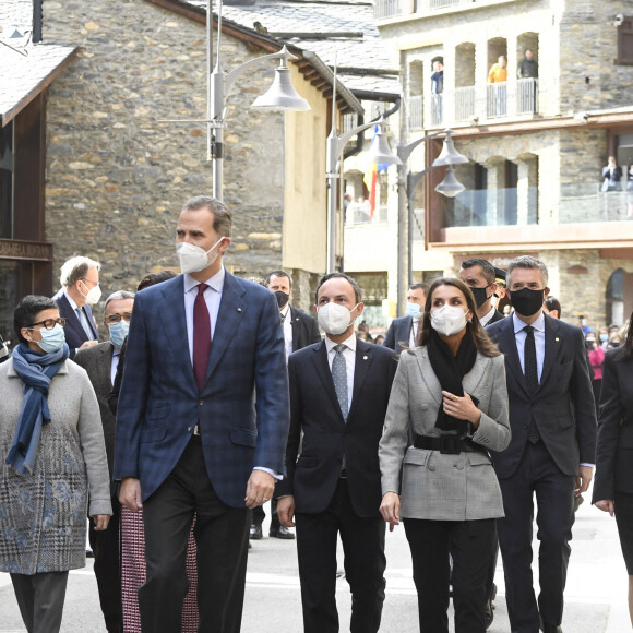 Le roi Felipe VI d'Espagne et la reine Letizia d'Espagne visitent l'école "Maria Moliner" lors de leur visite officielle en Andorre, le 26 mars 2021.