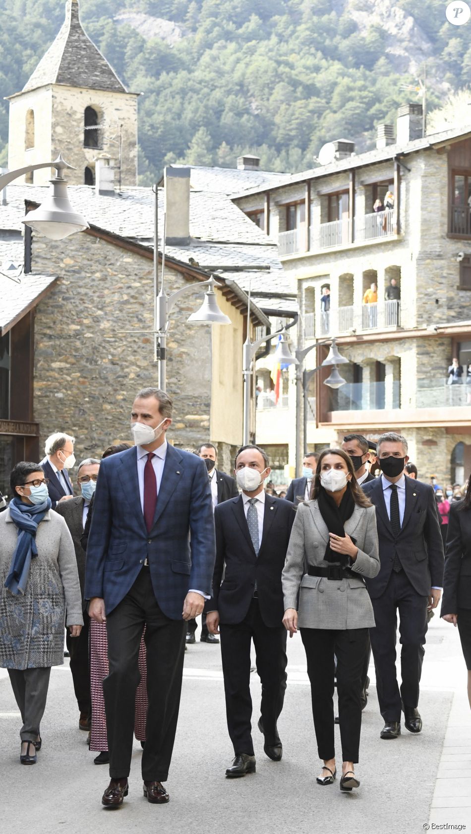 Le roi Felipe VI d'Espagne et la reine Letizia d'Espagne visitent l'école "Maria Moliner" lors de leur visite officielle en Andorre, le 26 mars 2021.