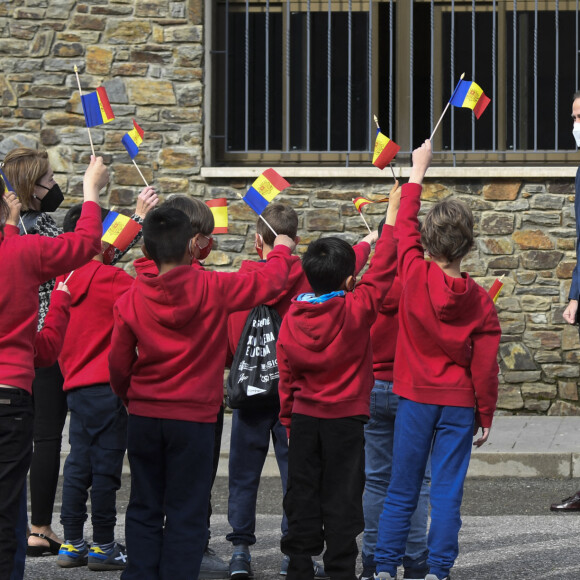 Le roi Felipe VI d'Espagne et la reine Letizia d'Espagne visitent l'école "Maria Moliner" lors de leur visite officielle en Andorre, le 26 mars 2021.
