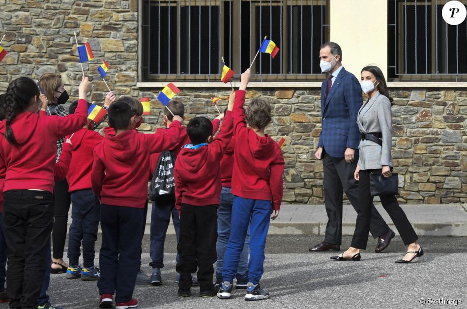 Le roi Felipe VI d'Espagne et la reine Letizia d'Espagne visitent l'école "Maria Moliner" lors de leur visite officielle en Andorre, le 26 mars 2021.