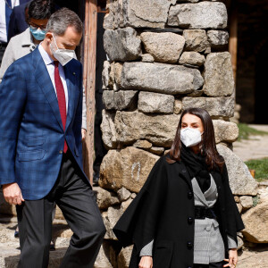 Le roi Felipe VI et la reine Letizia d'Espagne, visitent l'église romane Santa Coloma à Andorre-la-Vieille, le 26 mars 2021, lors de leur voyage officiel en Andorre.