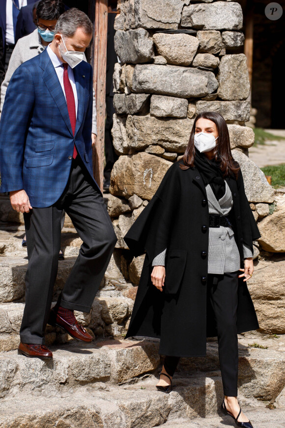Le roi Felipe VI et la reine Letizia d'Espagne, visitent l'église romane Santa Coloma à Andorre-la-Vieille, le 26 mars 2021, lors de leur voyage officiel en Andorre.