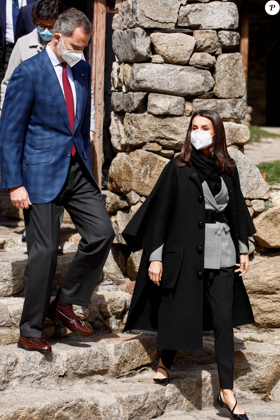 Le roi Felipe VI et la reine Letizia d'Espagne, visitent l'église romane Santa Coloma à Andorre-la-Vieille, le 26 mars 2021, lors de leur voyage officiel en Andorre.