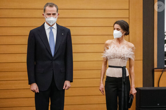 Le roi Felipe et la reine Letizia d'Espagne arrivent au dîner officiel donné par les Coprince d'Andorre à Andorre-la-Vieille le 25 mars 2021.