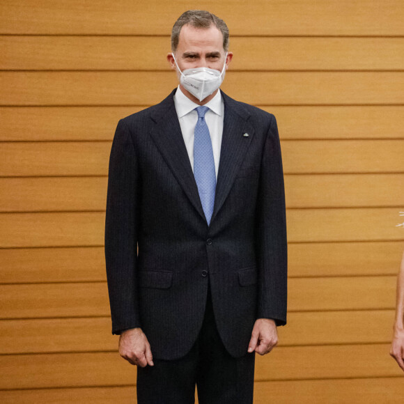 Le roi Felipe et la reine Letizia d'Espagne arrivent au dîner officiel donné par les Coprince d'Andorre à Andorre-la-Vieille le 25 mars 2021.