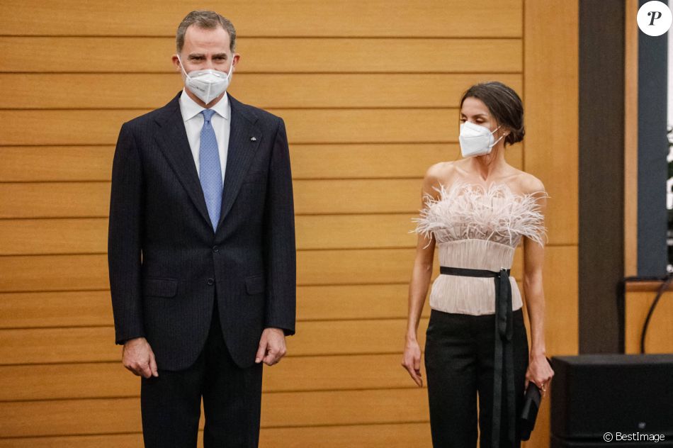 Le roi Felipe et la reine Letizia d'Espagne arrivent au dîner officiel donné par les Coprince d'Andorre à Andorre-la-Vieille le 25 mars 2021.
