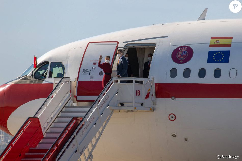Le roi Felipe et la reine Letizia d'Espagne s'envolent pour la principauté d'Andorre le 25 mars 2021.