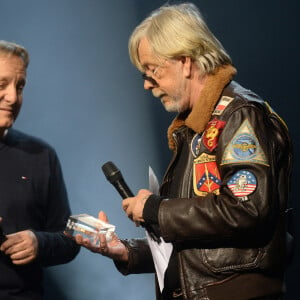 David Séchan remet le Prix Spécial de la Sacem à son frère le chanteur Renaud (Renaud Séchan) - Grand Prix Sacem 2018 à la salle Pleyel à Paris présenté par V. Dedienne, le 10 décembre 2018. © Veeren/Bestimage