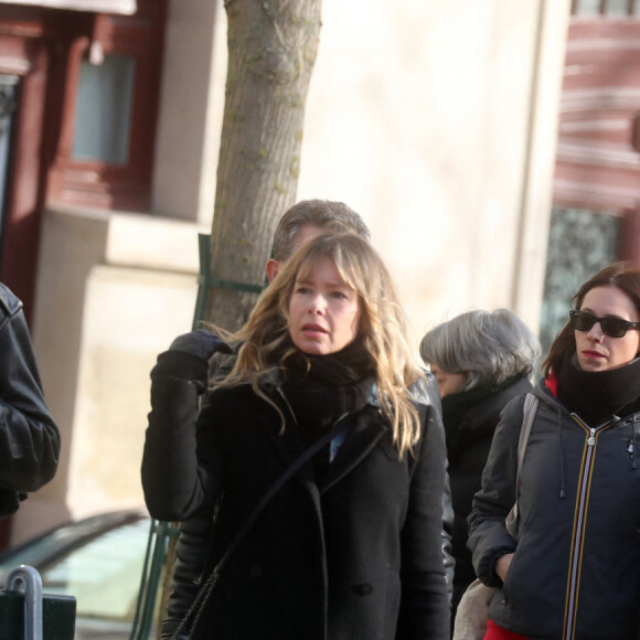 Romane Serda, Lolita Séchan et son père le chanteur Renaud, et des amis - Obsèques de Thierry Séchan frère du chanteur Renaud) au cimetière du Montparnasse à Paris le 16 janvier 2019.