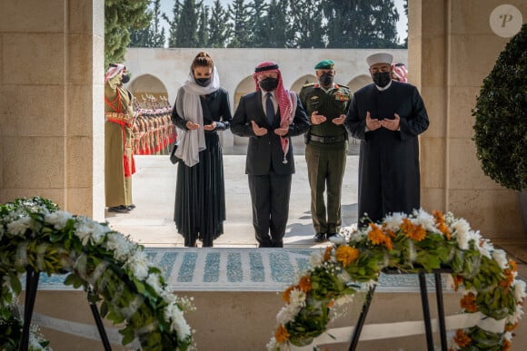 Le Roi Abdallah de Jordanie, la Reine Rania et le Prince Al Hussein visitent la tombe du Roi Hussein pour les 22 ans de sa mort. Février 2021