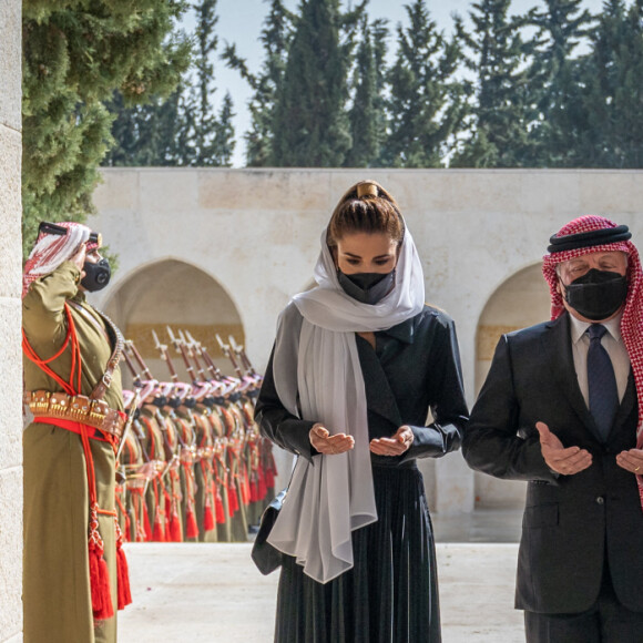 Le Roi Abdallah de Jordanie, la Reine Rania et le Prince Al Hussein visitent la tombe du Roi Hussein pour les 22 ans de sa mort. Février 2021