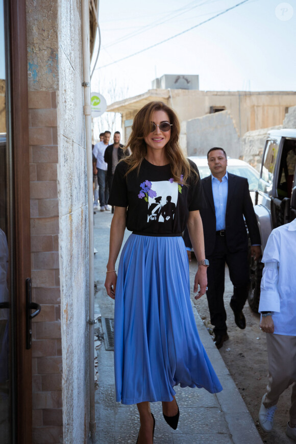 La reine Rania de Jordanie se rend dans les bureaux de la "Amman Design Week" à Amman, Jordanie, le 26 août 2019.