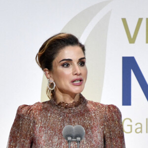 La reine Rania de Jordanie a remis le "Golden Victoria Honorary for political leadership" à la chancelière allemande Angela Merkel lors de la soirée Publisher's Night de l'Association des éditeurs allemands de magazines à Berlin, Allemagne, le 5 novembre 2018.