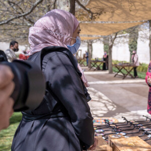 Le roi Abdullah de Jordanie et la reine Rania visitent le marché de rue du programme Productive Youth Initiative, à Amman, le 30 mars 2021.
