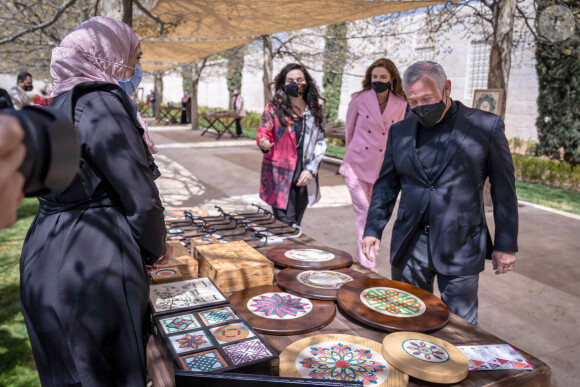 Le roi Abdullah de Jordanie et la reine Rania visitent le marché de rue du programme Productive Youth Initiative, à Amman, le 30 mars 2021.