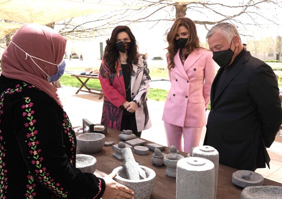 Le roi Abdullah de Jordanie et la reine Rania visitent le marché de rue du programme Productive Youth Initiative, à Amman, le 30 mars 2021. 