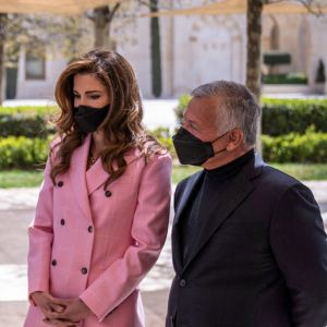Le roi Abdullah de Jordanie et la reine Rania visitent le marché de rue du programme Productive Youth Initiative, à Amman.