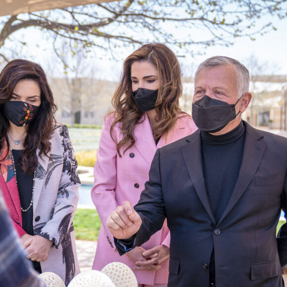 Le roi Abdullah de Jordanie et la reine Rania visitent le marché de rue du programme Productive Youth Initiative, à Amman, le 30 mars 2021.