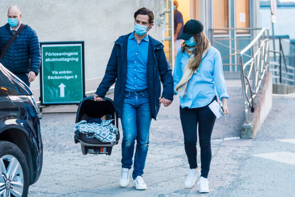 Le prince Carl Philip et la princesse Sofia (Hellqvist) de Suède quittent la maternité Danderyd près de Stockholm avec leur troisième enfant, le 26 mars 2021.