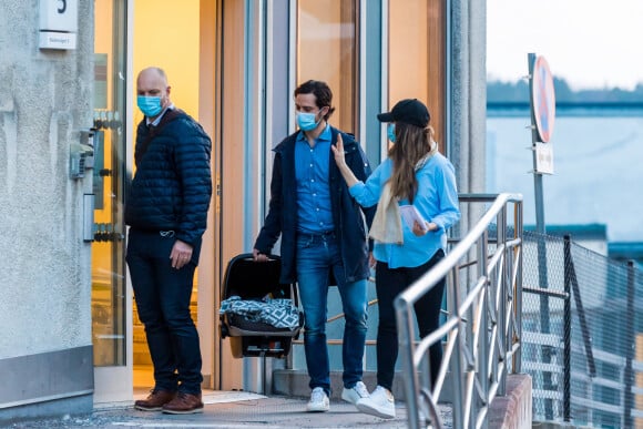 Le prince Carl Philip et la princesse Sofia (Hellqvist) de Suède quittent la maternité Danderyd près de Stockholm avec leur troisième enfant, le 26 mars 2021.