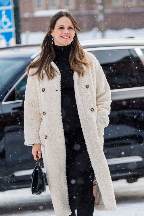 La princesse Sofia (Hellqvist) de Suède, enceinte, à son arrivée pour la cérémonie de remise des diplômes numérique d'infirmières de Sophiahemmet Högskolas à l'hôpital Sophiahemmet à Stockholm, le 5 février 2021.