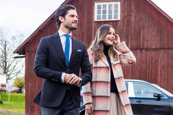 Le prince Carl Philip et la princesse Sofia (Hellqvist) de Suède se rendent à la ferme restaurant "Kulinarika" à Västra Ämtervik dans la municipalité de Sunne, le 28 octobre 2020, en pleine épidémie de coronavirus (Covid-19).