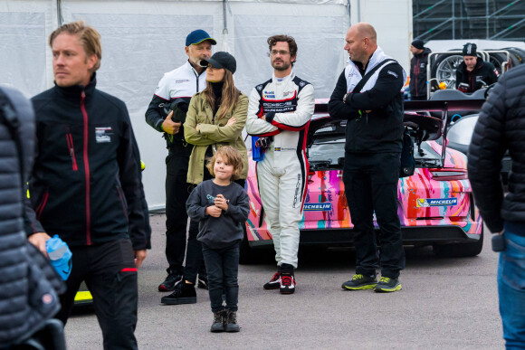 Le prince Carl Philip de Suède, la princesse Sofia et leur fils le prince Alexander lors de la Coupe Scandinave Porsche Carrera au "Mantorp Park race track" à Mantorp. Le 3 octobre 2020  