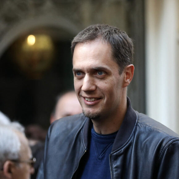 Grand Corps Malade et Jean Rachid - Dévoilement d'une plaque en hommage à Charles Aznavour. Paris, le 21 mai 2019. @ Stéphane Lemouton / Bestimage