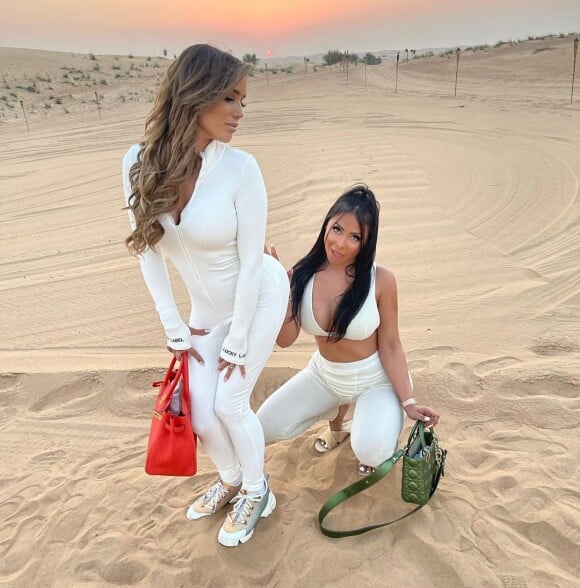 Manon Marsault et Maeva Ghennam dans le désert à Dubaï, le 17 février 2021