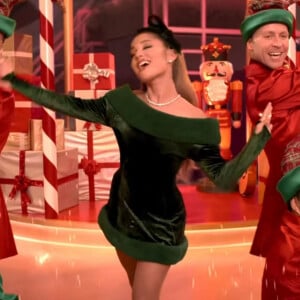 Ariana Grande dans le clip de la chanson "Oh Santa!" de Mariah Carey.