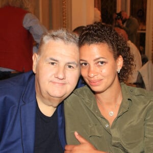 Pierre Ménès et sa femme Mélissa Acosta dînent avec des amies de Melissa à Paris le 27 juin 2020. © Philippe Baldini / Bestimage