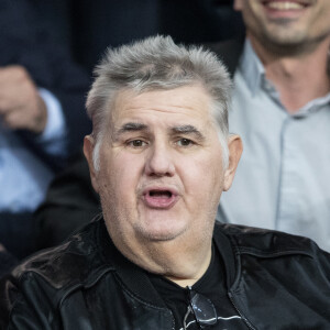 Pierre Ménès dans les tribunes lors du match UEFA Ligue des Champions groupe A, opposant le Paris Saint-Germain (PSG) au Real Madrid au Parc des Princes à Paris. © Cyril Moreau/Bestimage