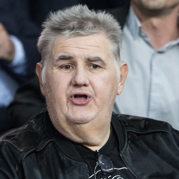 Pierre Ménès dans les tribunes lors du match UEFA Ligue des Champions groupe A, opposant le Paris Saint-Germain (PSG) au Real Madrid au Parc des Princes à Paris. © Cyril Moreau/Bestimage