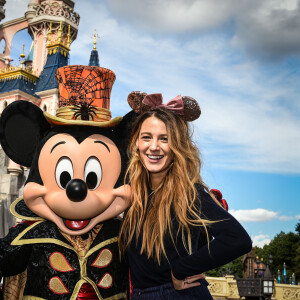 Blake Lively avec Mickey à Disneyland Paris le 21 septembre 2018. © Disneyland Paris via Bestimage