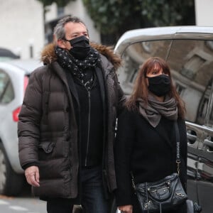 Jean-Luc Reichmann et sa femme Nathalie - Arrivées - Cérémonie religieuse en hommage au joueur Christophe Dominici en l'église Saint-Cécile à Boulogne-Billancourt le 2 décembre 2020  