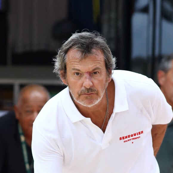 Jean-Luc Reichmann lors du trophée de pétanque "Sénéquier 209" sur la place des Lices à Saint-Tropez, Côte d'Azur, France, le 22 août 2019.