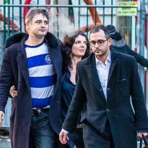 Pete Doherty à la sortie du tribunal de Paris avec sa compagne Katia de Vidas et son avocat Arash Derambarsh, Paris, le 12 novembre 2019.