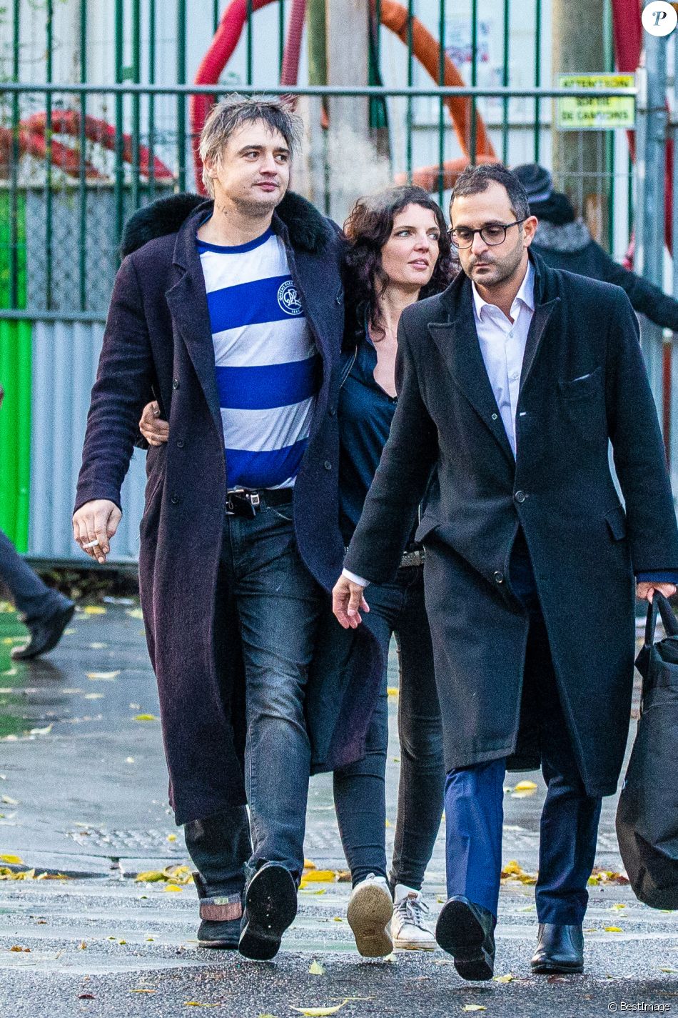 Pete Doherty à la sortie du tribunal de Paris avec sa compagne Katia de Vidas et son avocat Arash Derambarsh, Paris, le 12 novembre 2019.