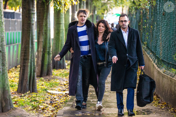 Pete Doherty à la sortie du tribunal de Paris avec sa compagne Katia de Vidas et son avocat Arash Derambarsh, Paris, le 12 novembre 2019.