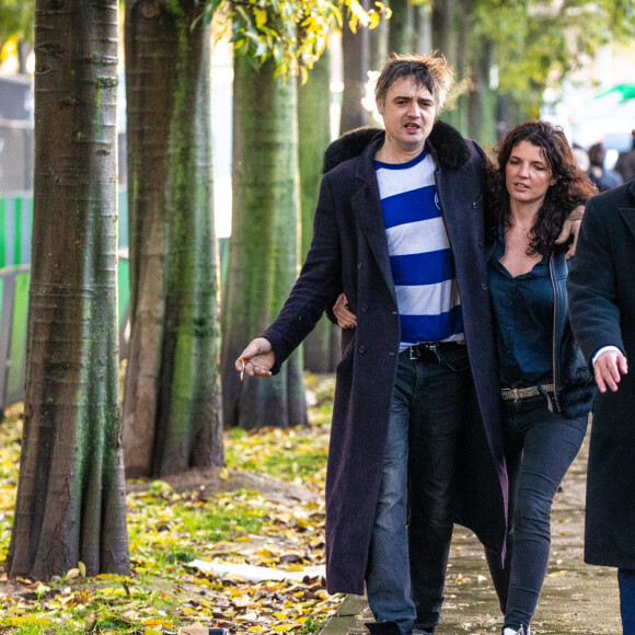 Pete Doherty à la sortie du tribunal de Paris avec sa compagne Katia de Vidas et son avocat Arash Derambarsh, Paris, le 12 novembre 2019.