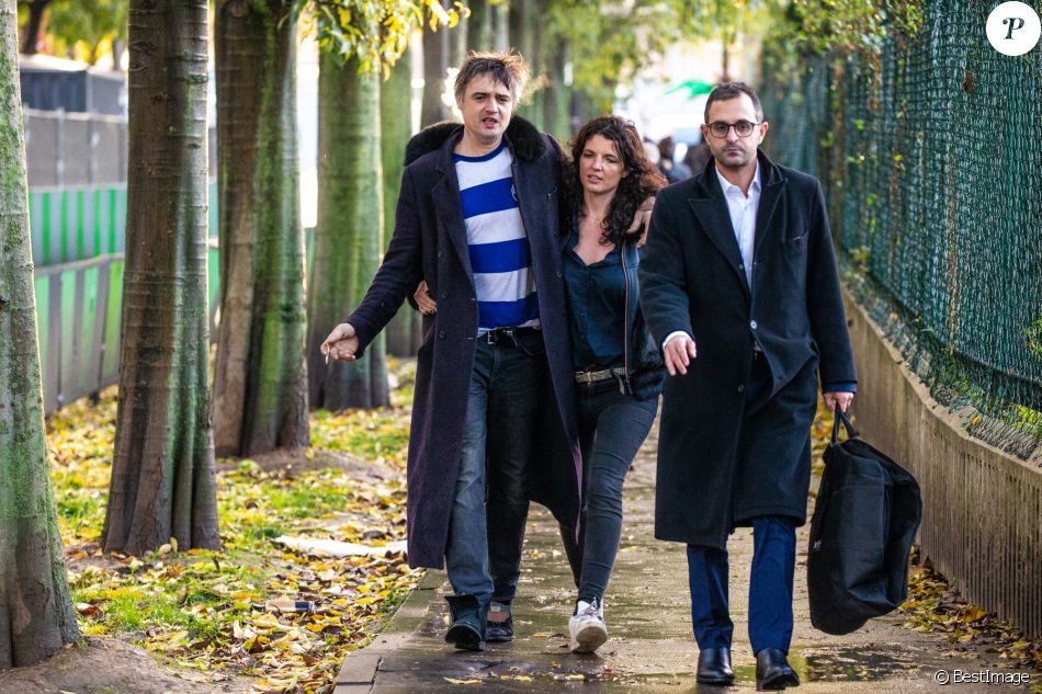Pete Doherty à la sortie du tribunal de Paris avec sa compagne Katia de Vidas et son avocat Arash Derambarsh, Paris, le 12 novembre 2019.