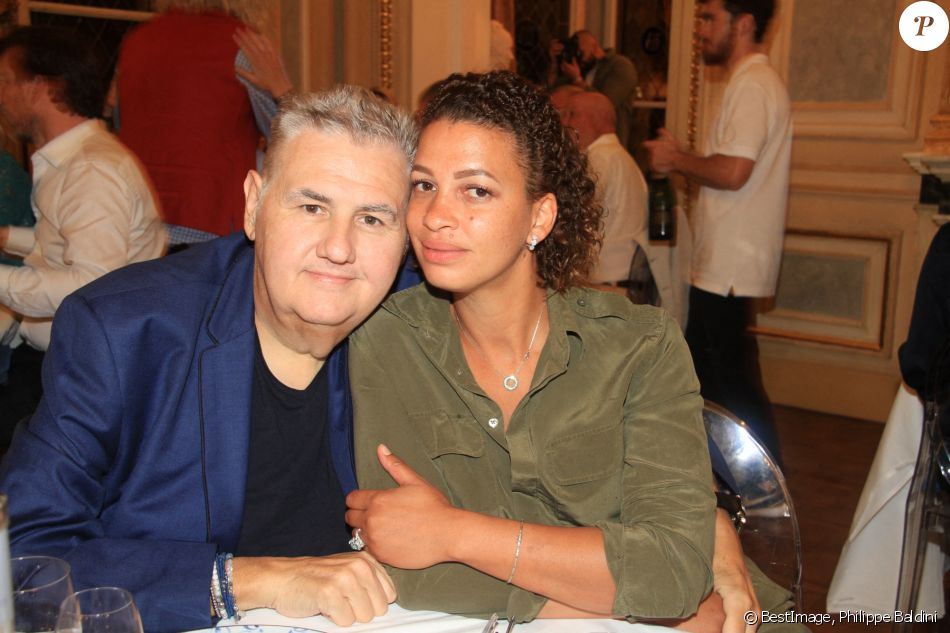 Exclusif - Pierre Ménès et sa femme Mélissa Acosta dînent avec des amies de Melissa à Paris le 27 juin 2020. © Philippe Baldini / Bestimage