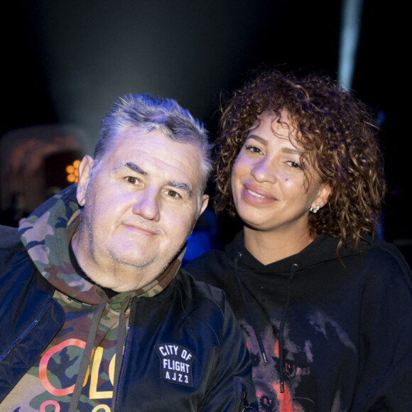 Pierre Ménès et sa femme Mélissa Acosta - People lors de la soirée de boxe à Paris La Défense Arena le 25 septembre 2020. © JB Autissier / Panoramic / Bestimage