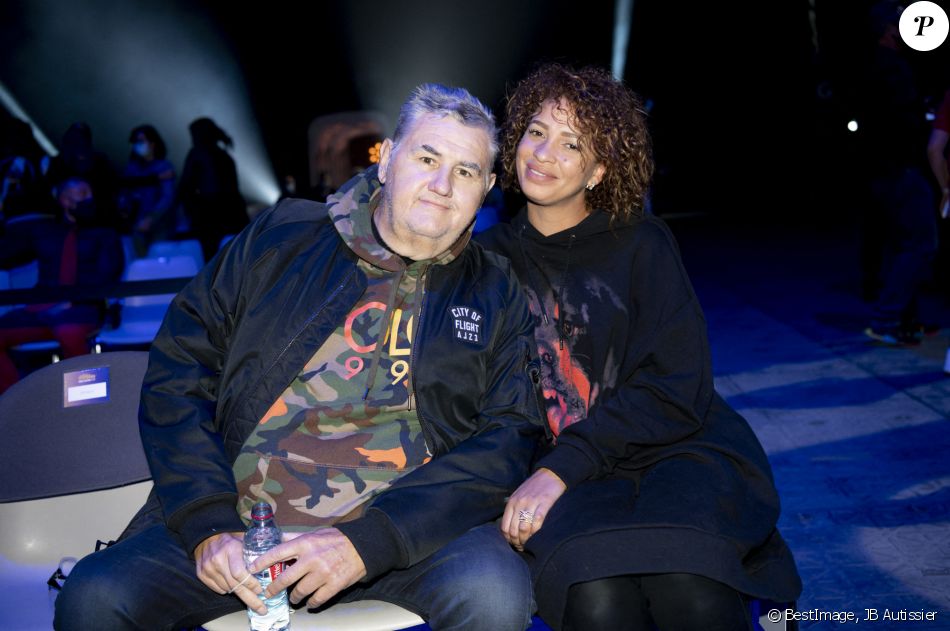 Pierre Ménès et sa femme Mélissa Acosta - People lors de la soirée de boxe à Paris La Défense Arena le 25 septembre 2020. © JB Autissier / Panoramic / Bestimage